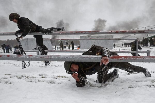 En diferentes países, las pruebas de las Fuerzas Especiales de élite pueden variar, pero su sentido sigue siendo el mismo: el combatiente debe ser capaz de soportar una presión física y psicológica al borde de las capacidades humanas. En diferentes países, las pruebas de las Fuerzas Especiales de élite pueden variar, pero su sentido sigue siendo el mismo: el combatiente debe ser capaz de soportar una presión física y psicológica al borde de las capacidades humanas. - Sputnik Mundo