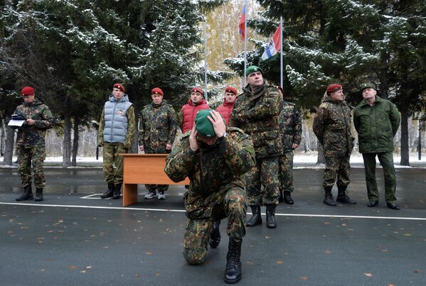 Durante la ceremonia de entrega de las boinas, además de las rojas pertenecientes a las fuerzas especiales, entregan las verdes a los combatientes de la Inteligencia Militar. Siguiendo la tradición, el combatiente se arrodilla, besa la boina, luego se la pone y con un saludo militar pronuncia: Sirvo a la Federación de Rusia y al Spetsnaz. Durante la ceremonia de entrega de las boinas, además de las rojas pertenecientes a las fuerzas especiales, entregan las verdes a los combatientes de la Inteligencia Militar. Siguiendo la tradición, el combatiente se arrodilla, besa la boina, luego se la pone y con un saludo militar pronuncia: Sirvo a la Federación de Rusia y al Spetsnaz. - Sputnik Mundo