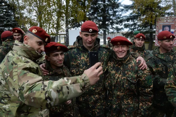 Los que llegan hasta el final obtienen el título de élite de las Fuerzas Especiales y equipos de Inteligencia Militar. Esta vez, de los 60 aspirantes, solo 20 lograron la boina roja. - Sputnik Mundo