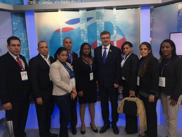 Delegación de jóvenes cubanos durante el programa presidencial ruso Nueva Generación Delegación de jóvenes cubanos durante el programa presidencial ruso Nueva Generación - Sputnik Mundo