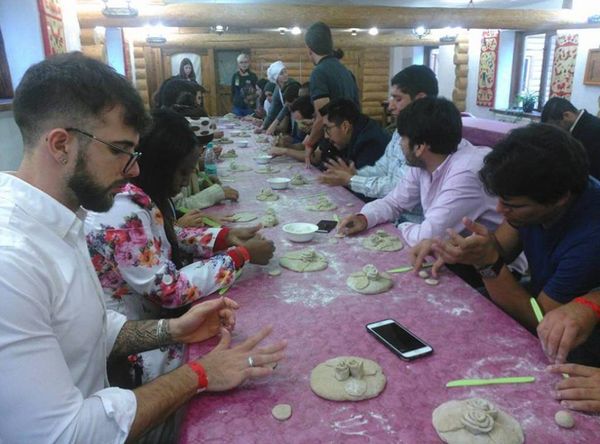 Delegación juvenil acude a talleres de baile y tradiciones rusas en el parque etnográfico EtnoMir Delegación juvenil acude a talleres de baile y tradiciones rusas en el parque etnográfico EtnoMir - Sputnik Mundo
