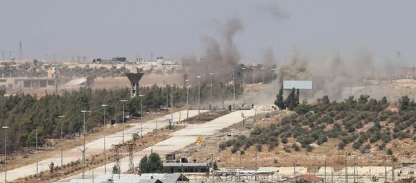 El humo cerca del camino de Castelo en Siria - Sputnik Mundo