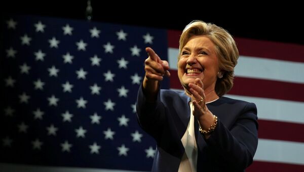 U.S. Democratic presidential nominee Hillary Clinton greets the crowd after speaking at a fundraiser in San Francisco, California, U.S. October 13, 2016. - Sputnik Mundo