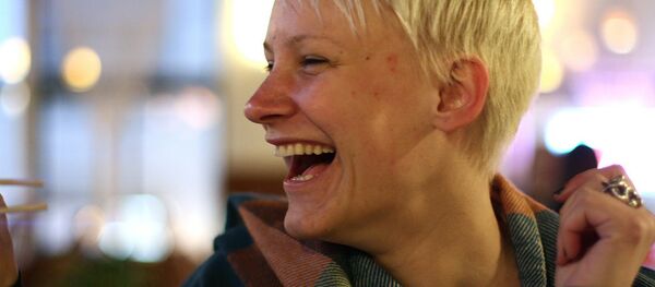 Una mujer sonriendo - Sputnik Mundo