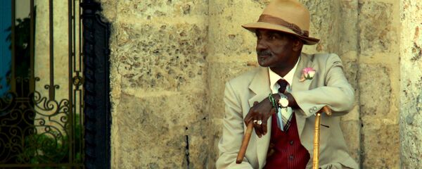 Un hombre con habano - Sputnik Mundo