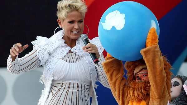 Brazilian singer Xuxa (L) performs during the opening of the Live Earth concert in Rio de Janeiro 07 July, 2007, at the Copacabana beach. - Sputnik Mundo