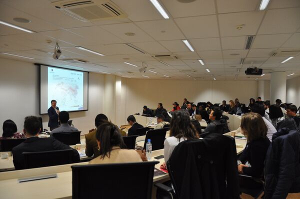 En la Escuela De Negocios Skolkovo de Moscú, asistiendo a una ponencia - Sputnik Mundo