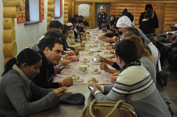 En el centro Etnomir, a las afueras de Moscú, aprendiendo a hacer pan ruso - Sputnik Mundo