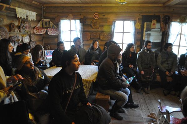 En el centro Etnomir, en una casa tradicional rusa - Sputnik Mundo