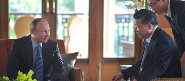 Vladimir Putin, el presidente de Rusia, y Xi Jinping, el presidente de China - Sputnik Mundo