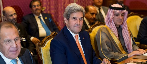 John Kerry (centro) John Kerry (centro) - Sputnik Mundo