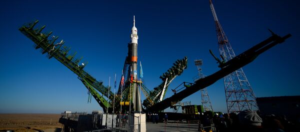 El cohete portador con la nave espacial Soyuz MS-02 en el cosmodromo de Baikonur - Sputnik Mundo