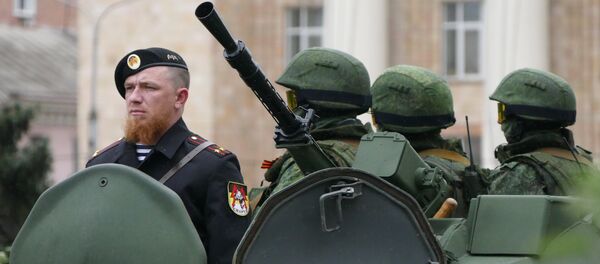 Arseni Pávlov, alias 'Motorola' (dcha) - Sputnik Mundo