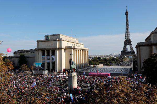 La gente ondea banderas y sostiene carteles con mensajes en la La Manif Pour Tous en París La gente ondea banderas y sostiene carteles con mensajes en la La Manif Pour Tous en París - Sputnik Mundo