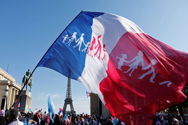 La gente ondea banderas y sostiene carteles con mensajes en la La Manif Pour Tous en París La gente ondea banderas y sostiene carteles con mensajes en la La Manif Pour Tous en París - Sputnik Mundo