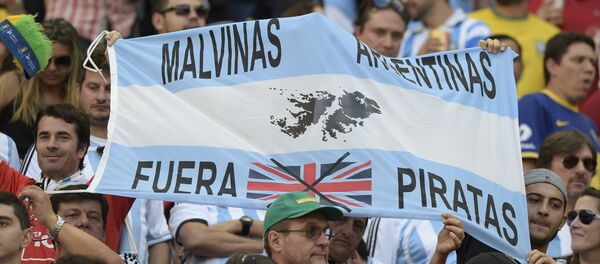Fans hold a banner reading Falkland Islands Argentina's. Out pirates during a quarter-final football match between Argentina and Belgium at the Mane Garrincha National Stadium in Brasilia during the 2014 FIFA World Cup on July 5, 2014. - Sputnik Mundo