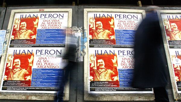 People pass by posters commemorating the 30th anniversary of General Juan Domingo Peron's death in Buenos Aires, 30 June 2004. - Sputnik Mundo