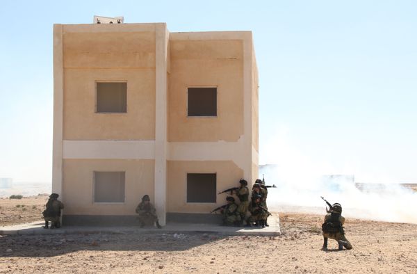 Militares rusos explicaron a sus colegas de Egipto el método de entrenamiento de la compañía de paracaidistas de las Tropas Aerotransportadas de Rusia y organizaron un simulacro de batalla en un pueblo. - Sputnik Mundo