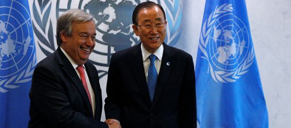 Secretary General-designate Antonio Guterres of Portugal (L) is greeted by current U.N. Secretary General Ban Ki-moon at the U.N. headquarters in New York City, U.S. October 13, 2016 - Sputnik Mundo