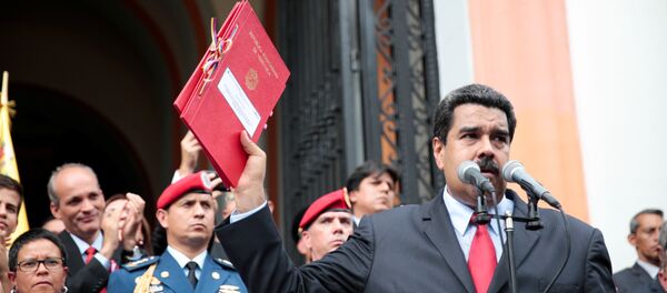 Nicolás Maduro con el presupuesto nacional de Venezuela Nicolás Maduro con el presupuesto nacional de Venezuela - Sputnik Mundo
