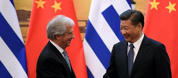 El presidente de China, Xi Jinping, y el presidente de Uruguay, Tabaré Vázquez - Sputnik Mundo