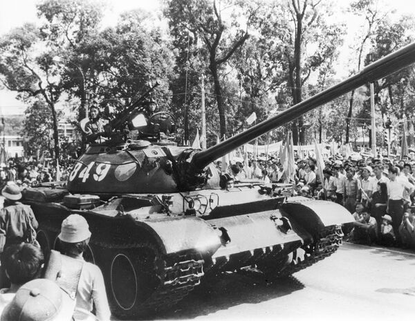 El desfile de las tropas blindadas con motivo de la liberación de Vietnam del Sur - Sputnik Mundo