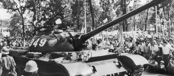 El desfile de las tropas blindadas con motivo de la liberación de Vietnam del Sur - Sputnik Mundo