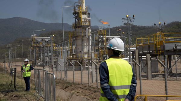 Trabajadores petroleros de pie en la nueva planta de gas natural Incahuasi en Lagunillas, Bolivia, 16 de septiembre de 2016 - Sputnik Mundo