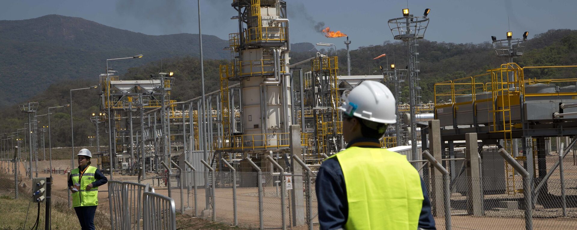 Trabajadores petroleros de pie en la nueva planta de gas natural Incahuasi en Lagunillas, Bolivia - Sputnik Mundo, 1920, 05.09.2024