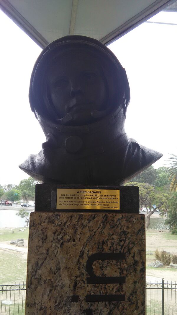 El busto oficial de Yuri Gagarin en Buenos Aires - Sputnik Mundo