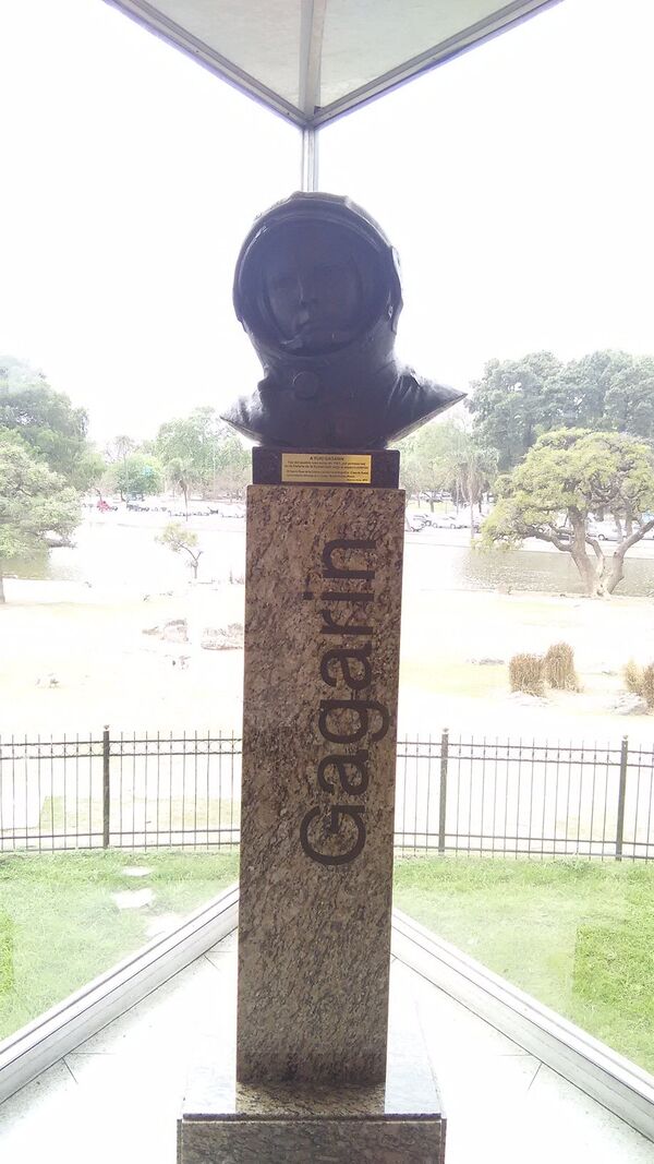 El busto oficial de Yuri Gagarin en Buenos Aires - Sputnik Mundo