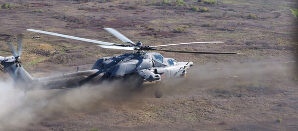 Cazador nocturno en acción. Ejercicios del regimiento de helicópteros en la región de Krasnodar. - Sputnik Mundo
