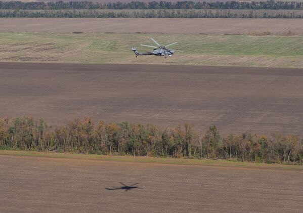 Cazador nocturno en acción. Ejercicios del regimiento de helicópteros en la región de Krasnodar. - Sputnik Mundo