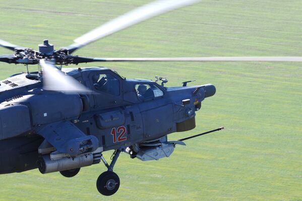 Cazador nocturno en acción. Ejercicios del regimiento de helicópteros en la región de Krasnodar. - Sputnik Mundo