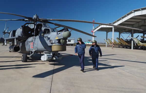 Cazador nocturno en acción. Ejercicios del regimiento de helicópteros en la región de Krasnodar. - Sputnik Mundo