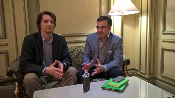 Pedro Mouriño (a la derecha) ofrece entrevista a corresponsal de Radio Sputnik Víctor Ternovsky (a la izquierda) Pedro Mouriño (a la derecha) ofrece entrevista a corresponsal de Radio Sputnik Víctor Ternovsky (a la izquierda) - Sputnik Mundo