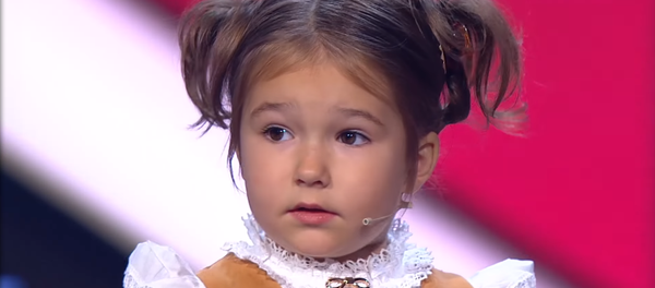 Bella Devyatkina durante su presentación en un programa de talentos de la televisión rusa Bella Devyatkina durante su presentación en un programa de talentos de la televisión rusa - Sputnik Mundo