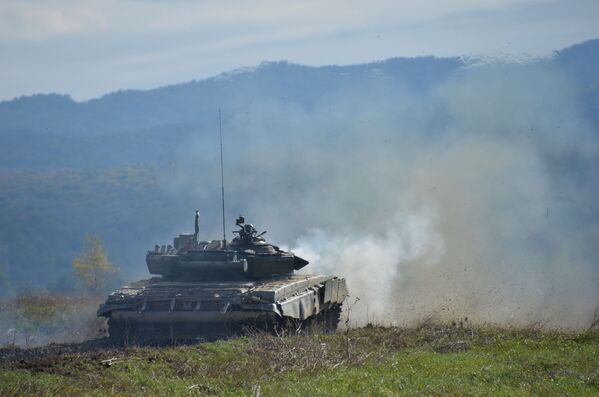 Precisión y fiabilidad: así son los ejercicios de tanques en Chechenia - Sputnik Mundo