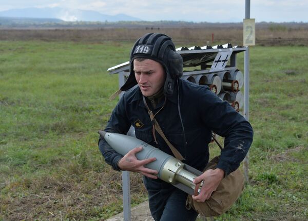 Precisión y fiabilidad: así son los ejercicios de tanques en Chechenia - Sputnik Mundo