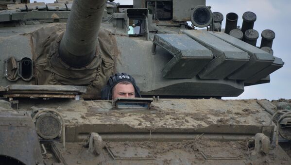 Precisión y fiabilidad: así son los ejercicios de tanques en Chechenia - Sputnik Mundo