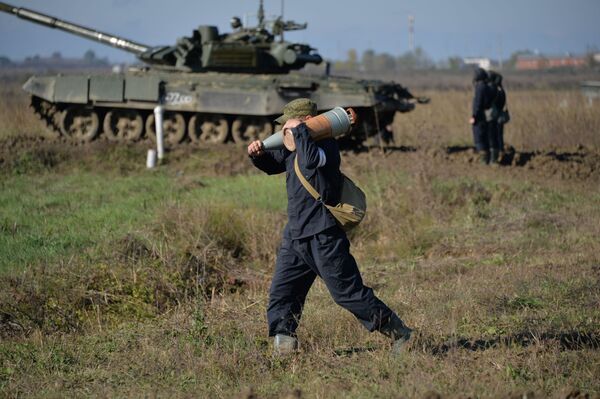 Precisión y fiabilidad: así son los ejercicios de tanques en Chechenia - Sputnik Mundo