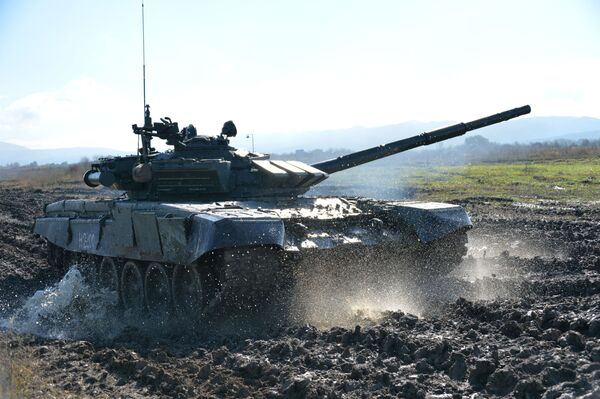 Precisión y fiabilidad: así son los ejercicios de tanques en Chechenia - Sputnik Mundo