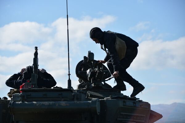 Precisión y fiabilidad: así son los ejercicios de tanques en Chechenia - Sputnik Mundo