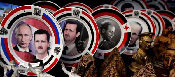 Platos de porcelana que llevan retratos del presidente sirio Bashar al-Asad y su homólogo ruso Vladímir Putin - Sputnik Mundo
