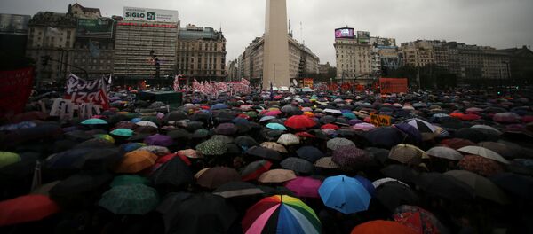 Multitudinaria marcha en Buenos Aires contra la violencia de género - Sputnik Mundo