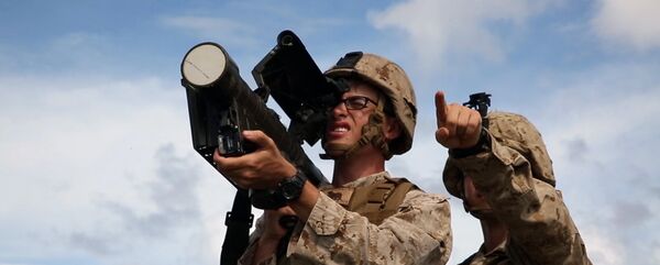 Militar estadounidense con un sistema de misiles antiaéreo Stinger - Sputnik Mundo