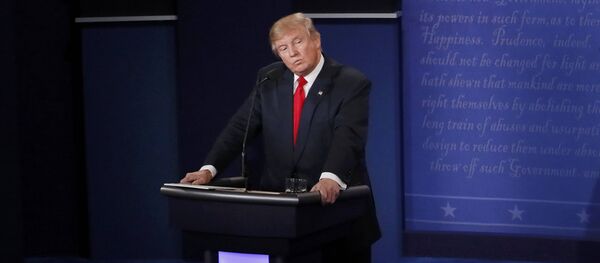 Donald Trump y Hillary Clinton durante los debates - Sputnik Mundo