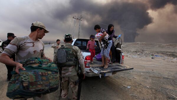 Displaced people who are fleeing from clashes arrive in Qayyarah, during an operation to attack Islamic State militants in Mosul, Iraq, October 19, 2016 Displaced people who are fleeing from clashes arrive in Qayyarah, during an operation to attack Islamic State militants in Mosul, Iraq, October 19, 2016 - Sputnik Mundo