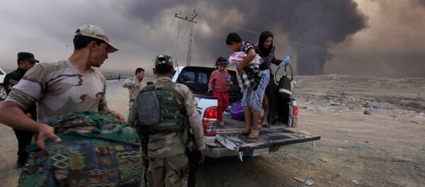 Displaced people who are fleeing from clashes arrive in Qayyarah, during an operation to attack Islamic State militants in Mosul, Iraq, October 19, 2016 - Sputnik Mundo