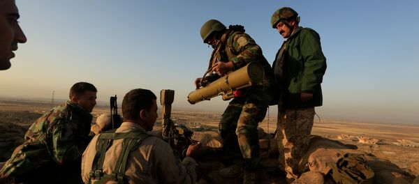 Peshmerga forces prepare their anti-tank guided missiles in front of Islamic state militants' positions at the town of Naweran near Mosul, Iraq October 20, 2016 - Sputnik Mundo